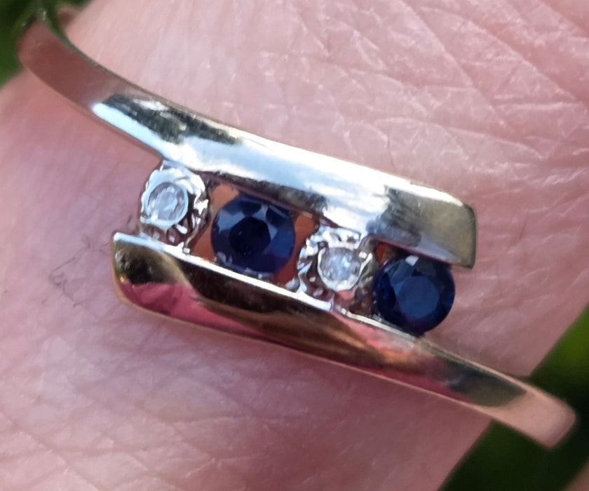 2984: Vintage: 9ct White Gold Blues Sapphires Diamonds Bypass Ring