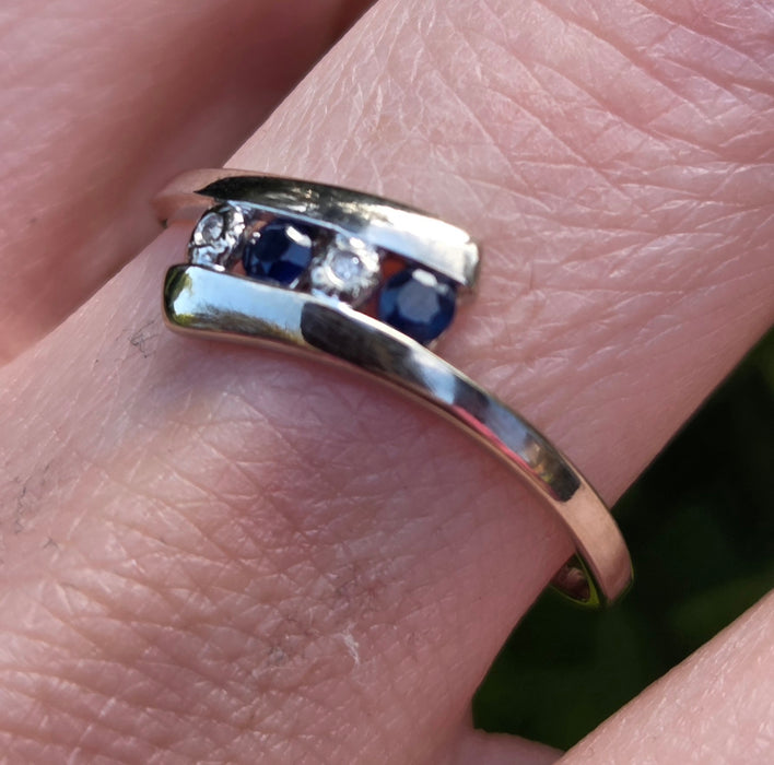 2984: Vintage: 9ct White Gold Blues Sapphires Diamonds Bypass Ring