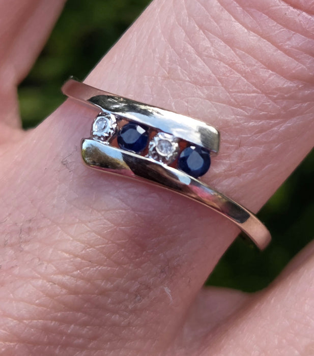 2984: Vintage: 9ct White Gold Blues Sapphires Diamonds Bypass Ring