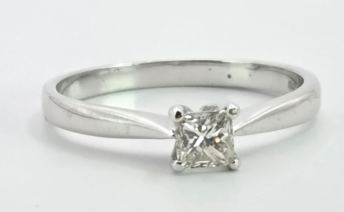 3130 Vintage: 18ct White Gold Princess Cut Diamond Solitaire Ring