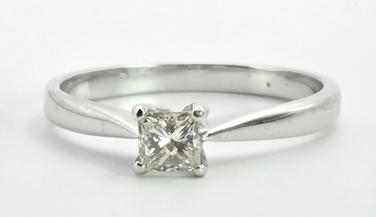 3130 Vintage: 18ct White Gold Princess Cut Diamond Solitaire Ring