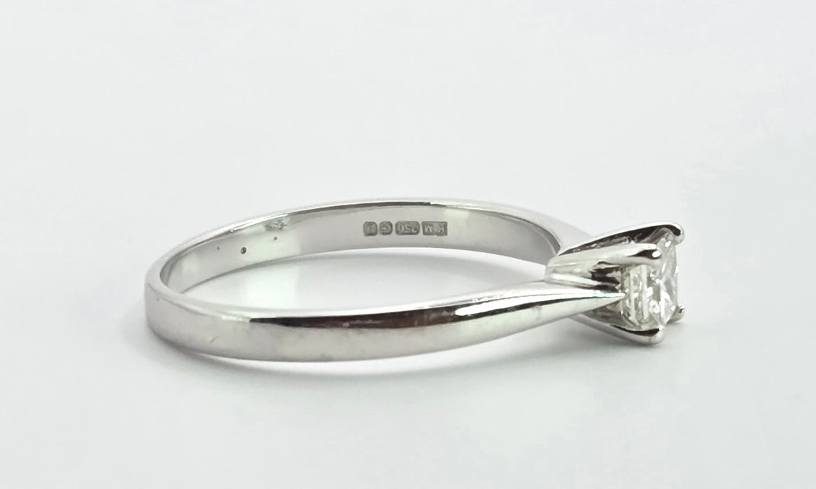 3130 Vintage: 18ct White Gold Princess Cut Diamond Solitaire Ring