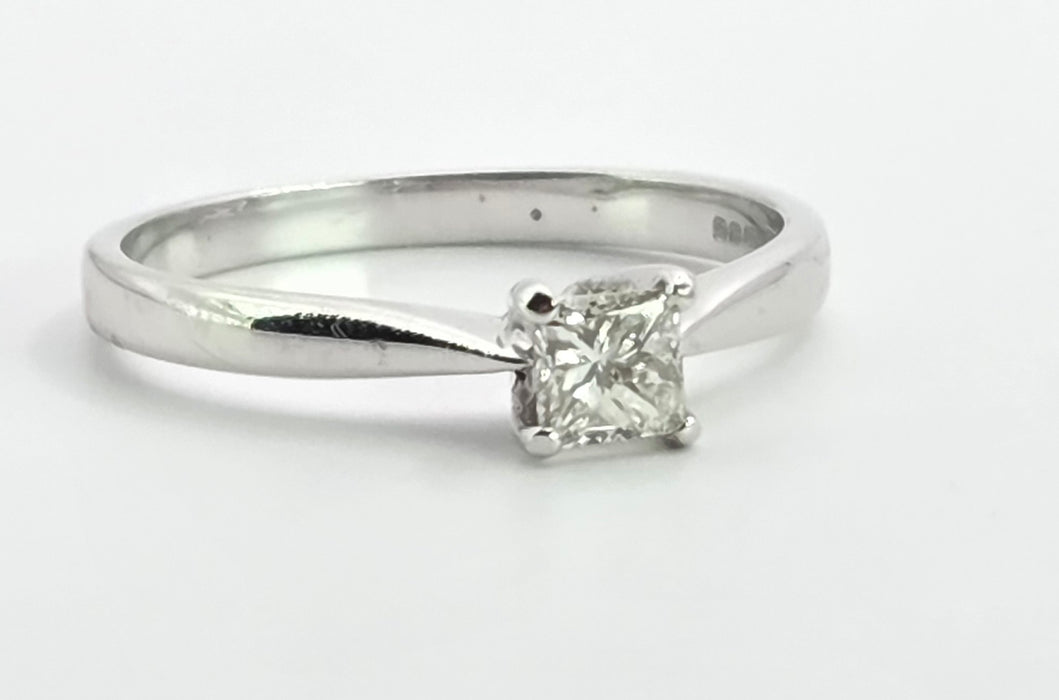 3130 Vintage: 18ct White Gold Princess Cut Diamond Solitaire Ring