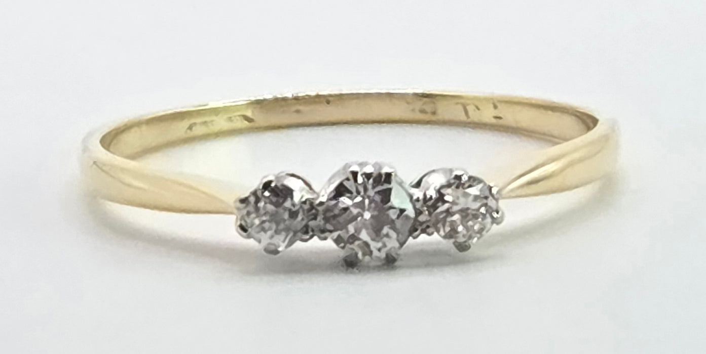3025 Vintage: 18ct Yellow Gold Three Stone Diamond Ring