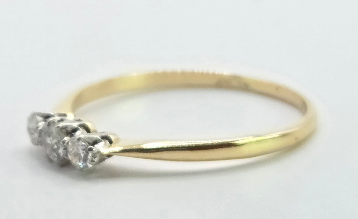 3025 Vintage: 18ct Yellow Gold Three Stone Diamond Ring