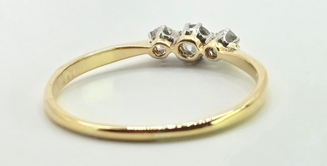 3025 Vintage: 18ct Yellow Gold Three Stone Diamond Ring