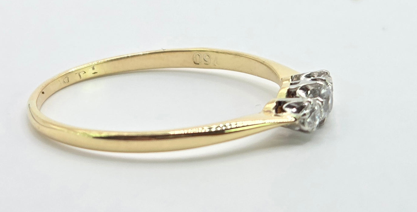 3025 Vintage: 18ct Yellow Gold Three Stone Diamond Ring