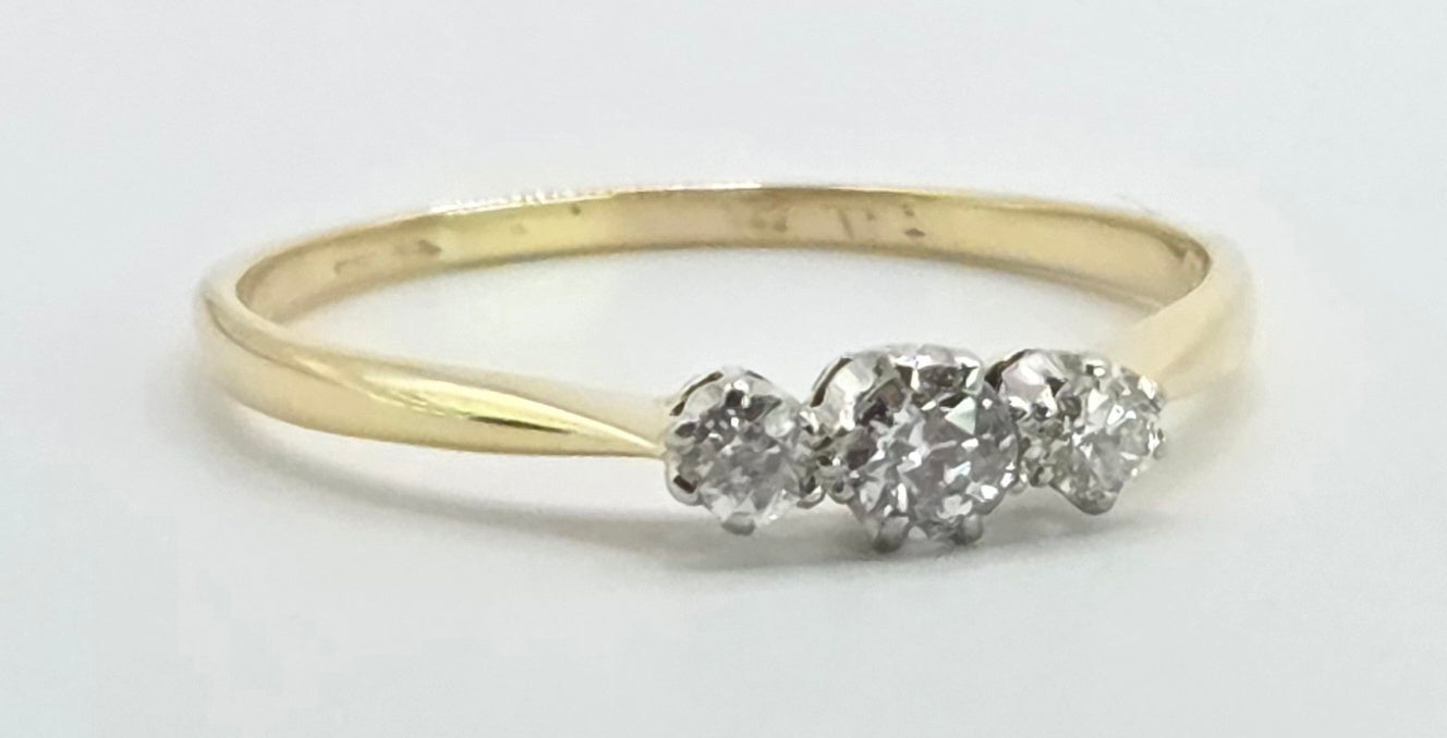 3025 Vintage: 18ct Yellow Gold Three Stone Diamond Ring