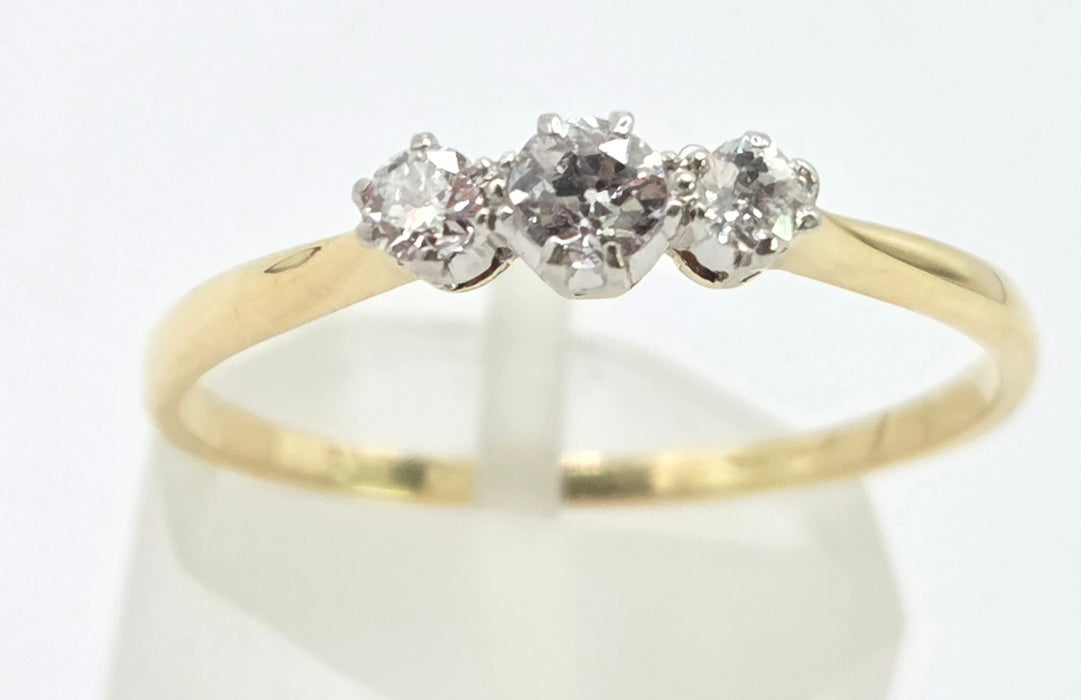 3025 Vintage: 18ct Yellow Gold Three Stone Diamond Ring