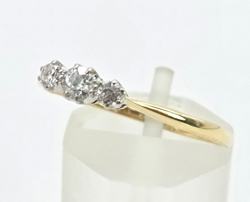 3025 Vintage: 18ct Yellow Gold Three Stone Diamond Ring