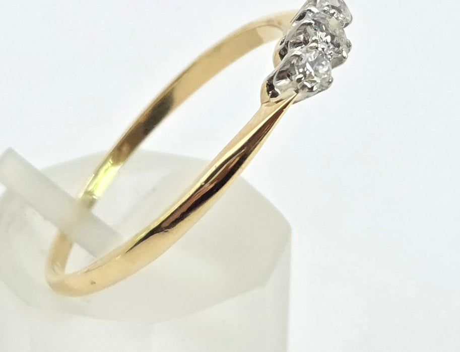 3025 Vintage: 18ct Yellow Gold Three Stone Diamond Ring