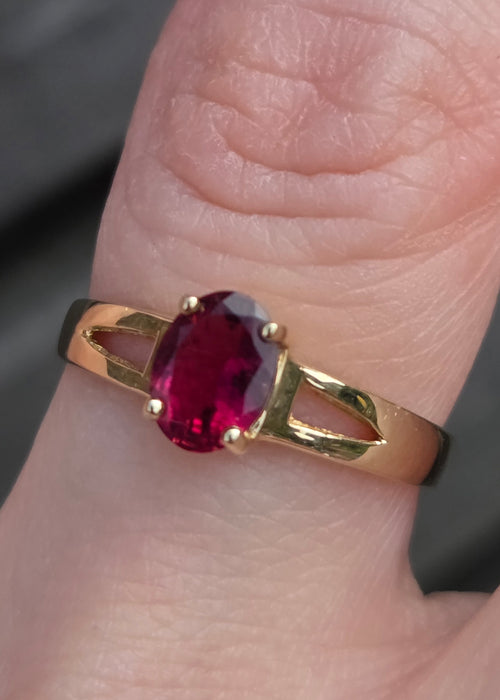 3086: Vintage 9ct Gold Rubellite Solitaire Ring