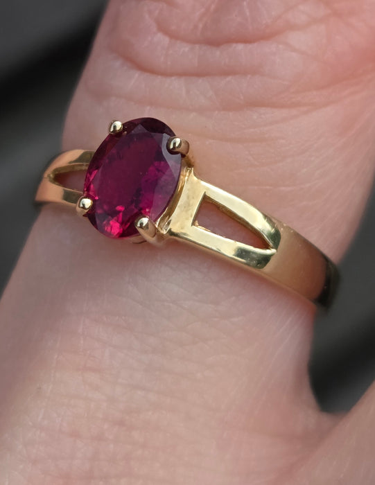 3086: Vintage 9ct Gold Rubellite Solitaire Ring