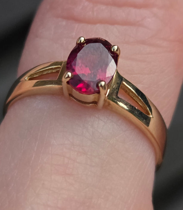 3086: Vintage 9ct Gold Rubellite Solitaire Ring