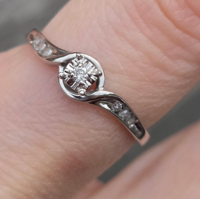 3032 Vintage: 9ct White Gold Seven Diamond Twist Ring