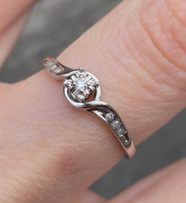 3032 Vintage: 9ct White Gold Seven Diamond Twist Ring