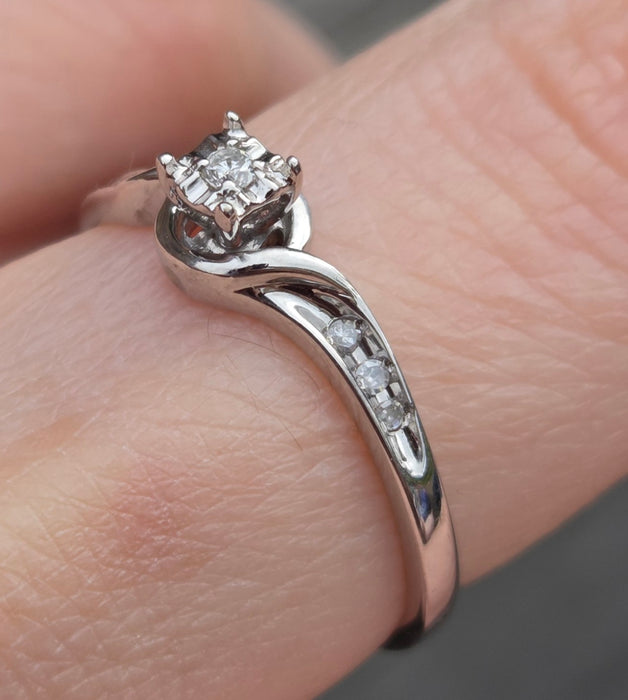 3032 Vintage: 9ct White Gold Seven Diamond Twist Ring