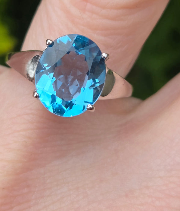3105 Vintage: 9ct White Gold Swiss Blue Topaz Solitaire Ring