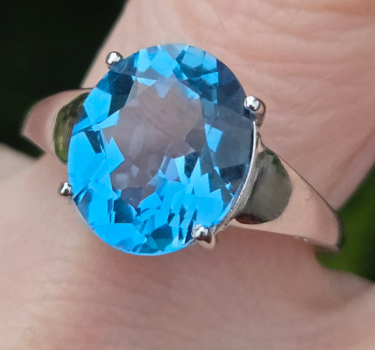3105 Vintage: 9ct White Gold Swiss Blue Topaz Solitaire Ring