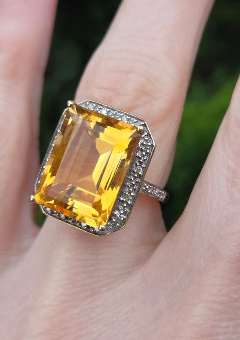 3109 Vintage: 9ct Yellow Gold Citrine & Diamond Halo Cocktail Ring