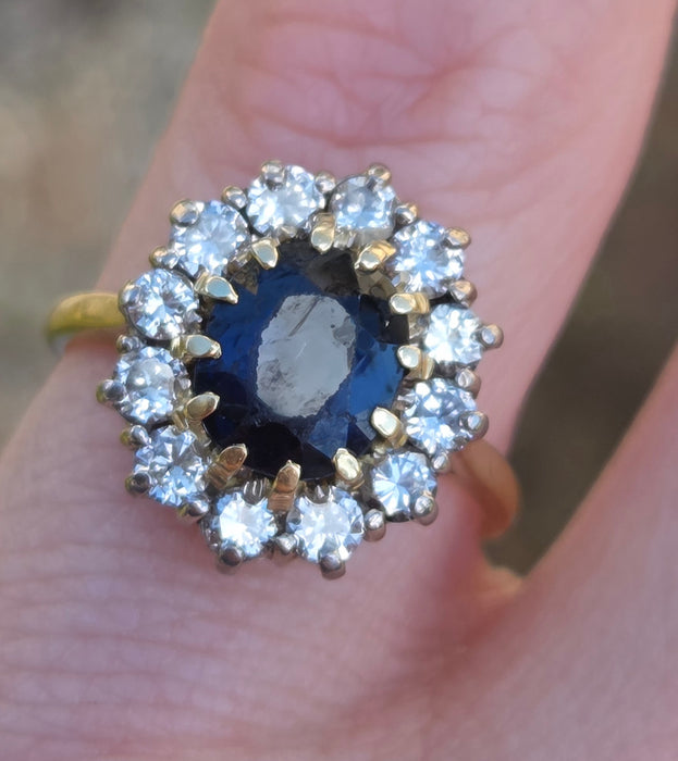 3139 Vintage: 18ct Yellow Gold Sapphire & Diamond Oval Cluster Ring — London 1977