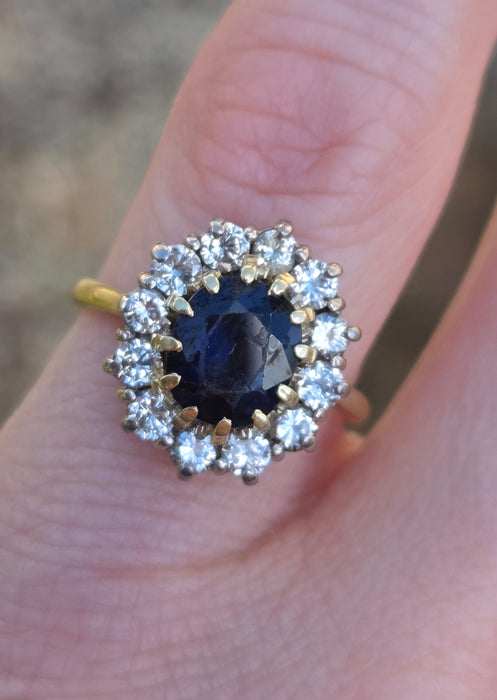 3139 Vintage: 18ct Yellow Gold Sapphire & Diamond Oval Cluster Ring — London 1977