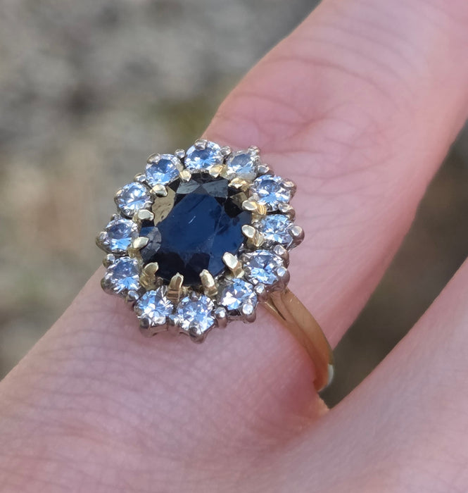 3139 Vintage: 18ct Yellow Gold Sapphire & Diamond Oval Cluster Ring — London 1977