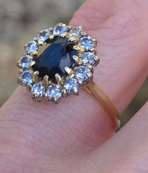 3139 Vintage: 18ct Yellow Gold Sapphire & Diamond Oval Cluster Ring — London 1977
