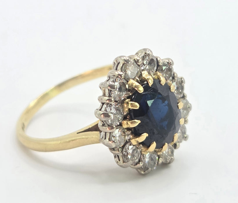 3139 Vintage: 18ct Yellow Gold Sapphire & Diamond Oval Cluster Ring — London 1977