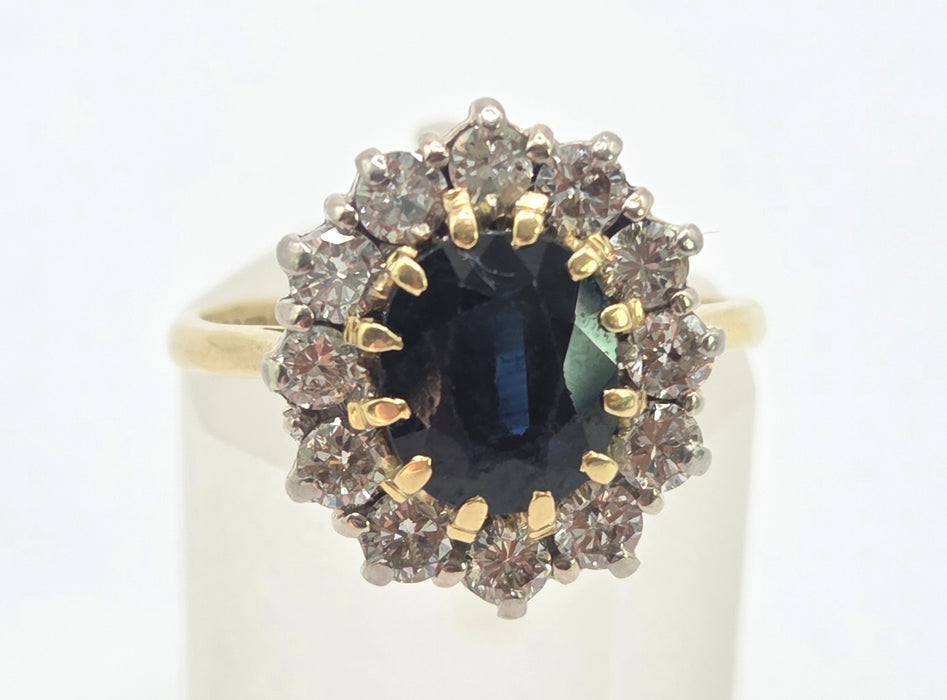 3139 Vintage: 18ct Yellow Gold Sapphire & Diamond Oval Cluster Ring — London 1977
