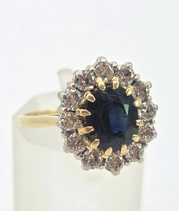 3139 Vintage: 18ct Yellow Gold Sapphire & Diamond Oval Cluster Ring — London 1977