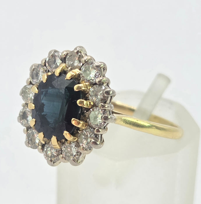 3139 Vintage: 18ct Yellow Gold Sapphire & Diamond Oval Cluster Ring — London 1977