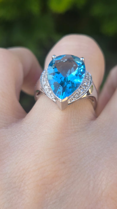 3111 Vintage: 9ct White Gold Blue Topaz & Diamond Cocktail Ring