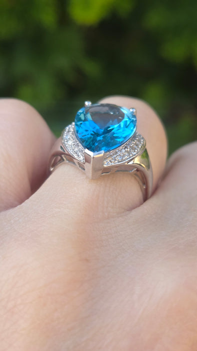 3111 Vintage: 9ct White Gold Blue Topaz & Diamond Cocktail Ring