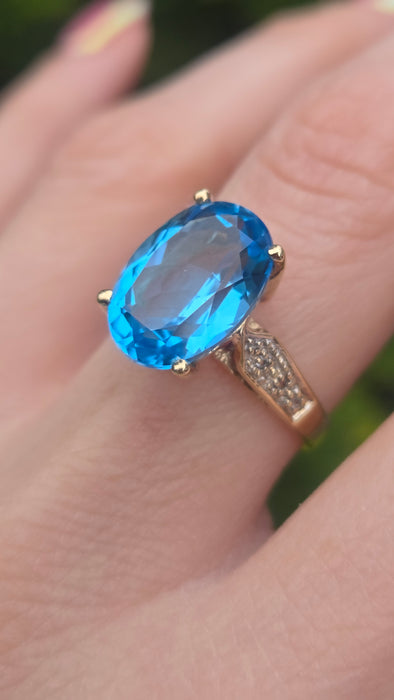 3026 Vintage: 9ct Yellow Gold Swiss Blue Topaz & White Topaz Ring