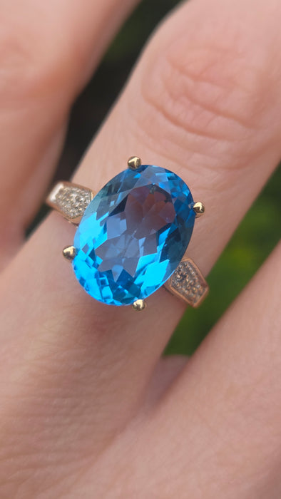 3026 Vintage: 9ct Yellow Gold Swiss Blue Topaz & White Topaz Ring