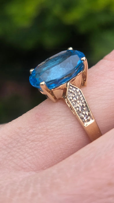 3026 Vintage: 9ct Yellow Gold Swiss Blue Topaz & White Topaz Ring