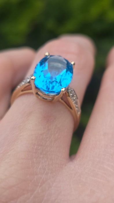 3026 Vintage: 9ct Yellow Gold Swiss Blue Topaz & White Topaz Ring