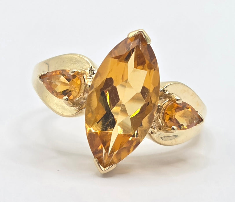 3186 Vintage: 9ct Yellow Gold Citrine Trilogy Ring — From 1977