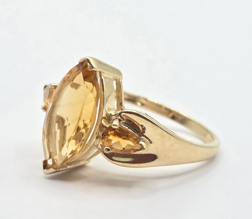 3186 Vintage: 9ct Yellow Gold Citrine Trilogy Ring — From 1977