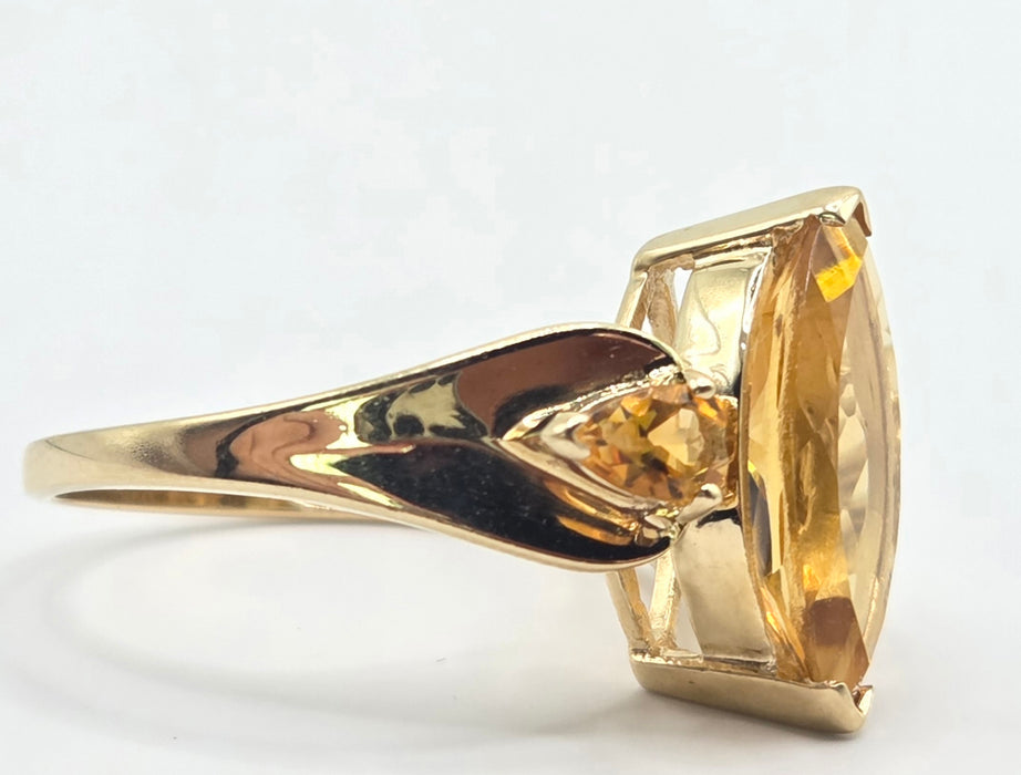 3186 Vintage: 9ct Yellow Gold Citrine Trilogy Ring — From 1977