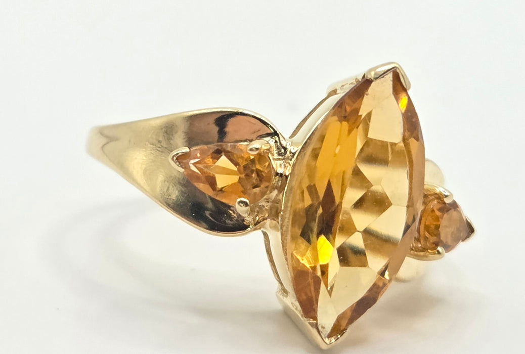 3186 Vintage: 9ct Yellow Gold Citrine Trilogy Ring — From 1977