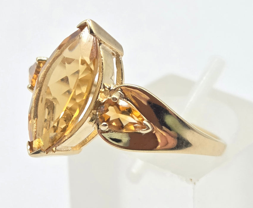 3186 Vintage: 9ct Yellow Gold Citrine Trilogy Ring — From 1977