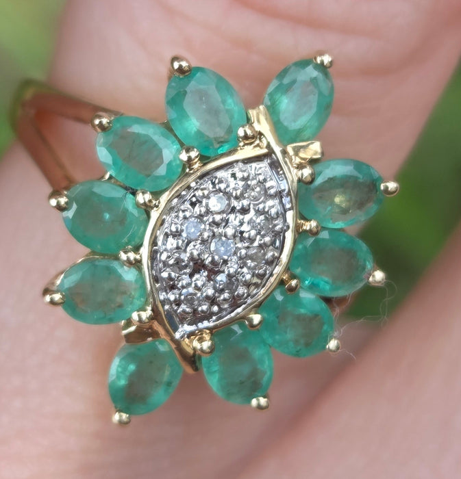 3208 Vintage: 9ct Yellow Gold Emerald & Diamond Cluster Ring