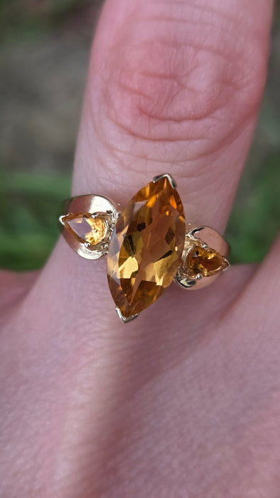 3186 Vintage: 9ct Yellow Gold Citrine Trilogy Ring — From 1977