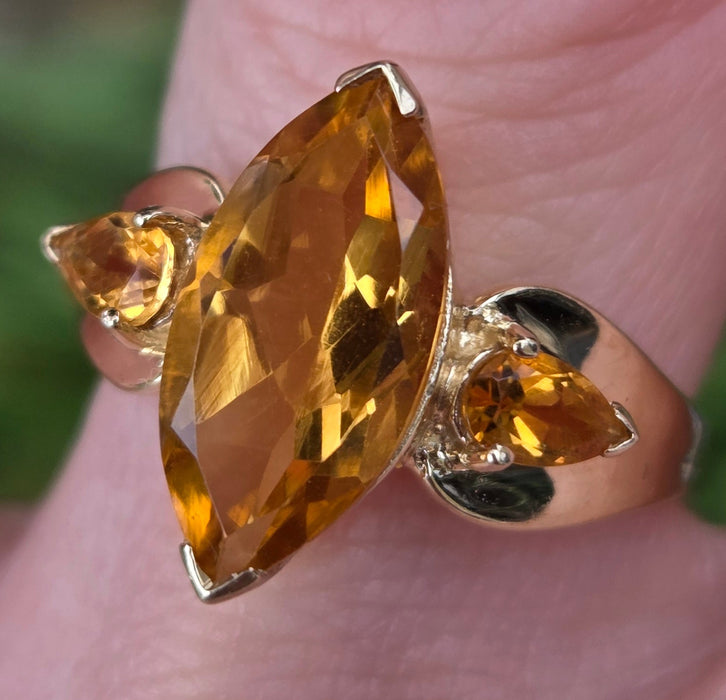 3186 Vintage: 9ct Yellow Gold Citrine Trilogy Ring — From 1977