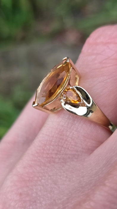 3186 Vintage: 9ct Yellow Gold Citrine Trilogy Ring — From 1977