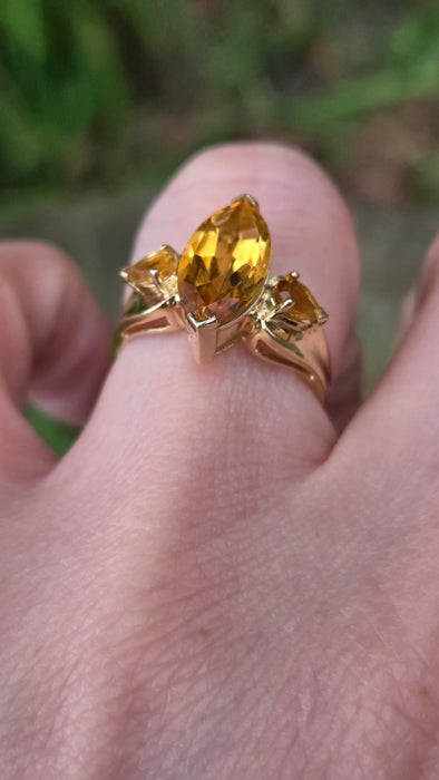 3186 Vintage: 9ct Yellow Gold Citrine Trilogy Ring — From 1977