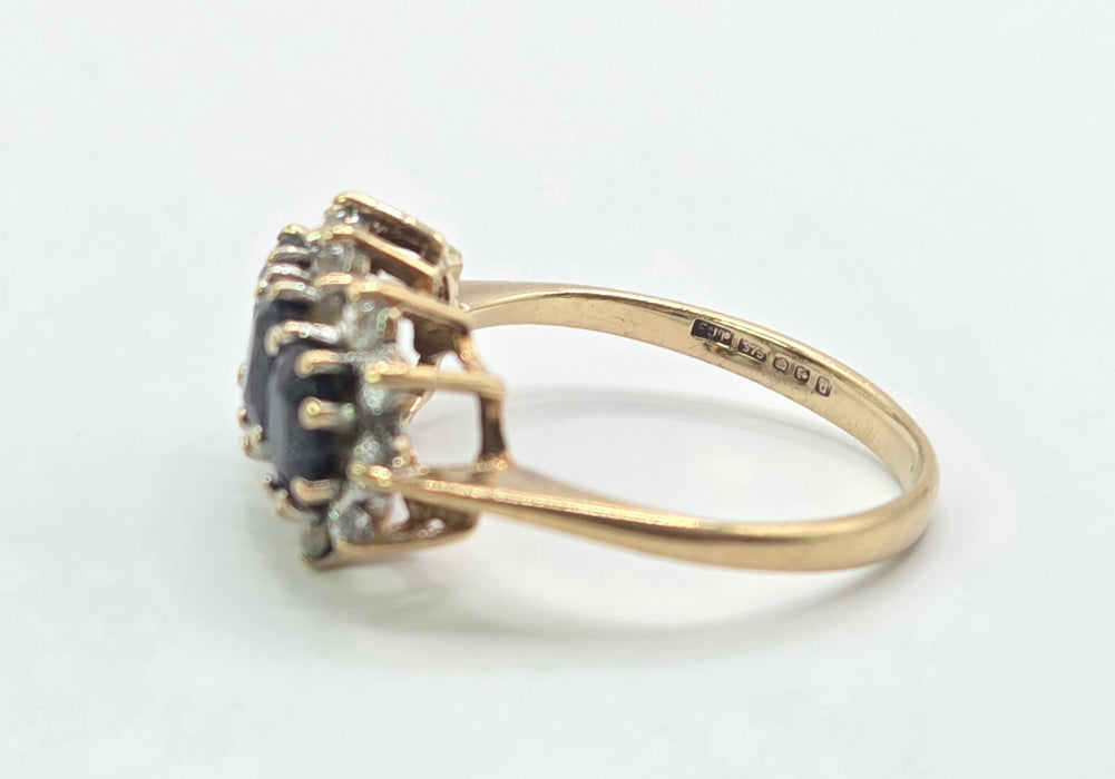 3167 Vintage: 9ct Yellow Gold Sapphire & Simulated Diamond Cluster Ring