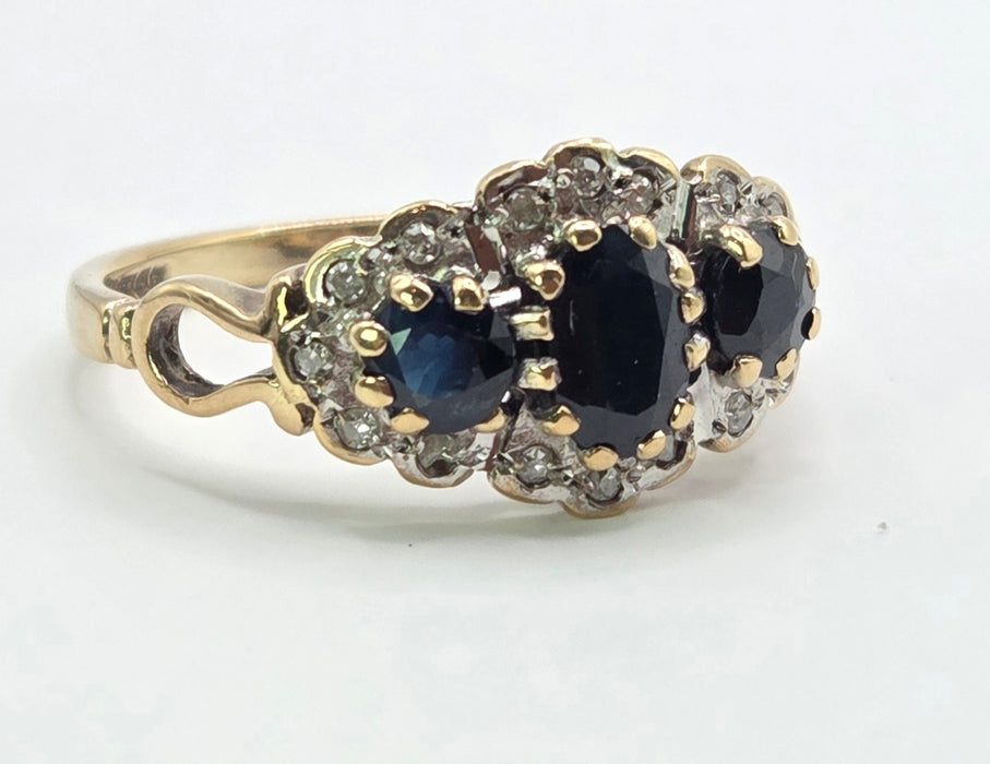 3216 Vintage: 9ct Yellow Gold Sapphire & Diamond Triple Cluster Ring